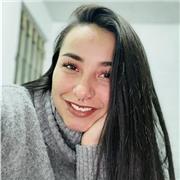 La profesora imparte clases de cualquier materia en primera infancia y básica primaria, en bachiller ciencias sociales